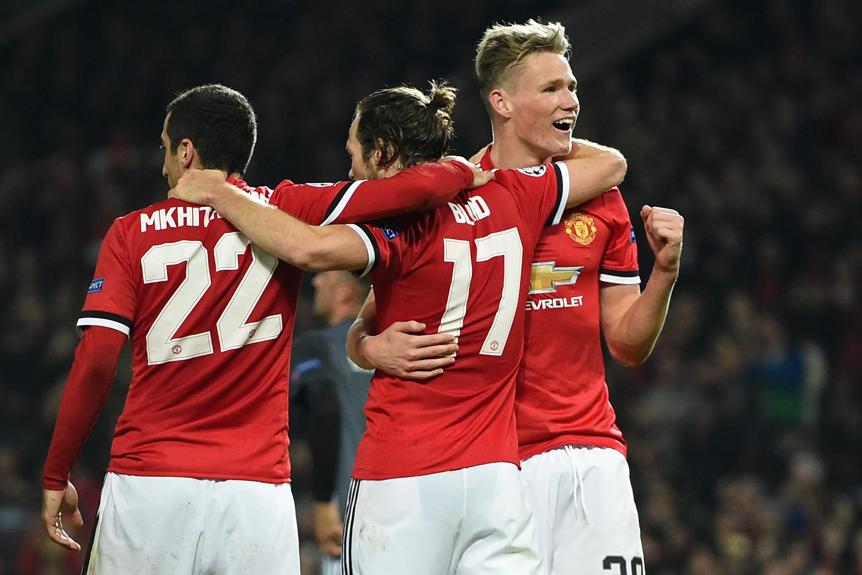 Gelandang Manchester United (MU), Scott McTominay (kanan), merayakan gol Daley Blind pada laga melawan Benfica di Old Trafford, Rabu (1/11/2017) dini hari WIB. (AFP/Oli Scarff)