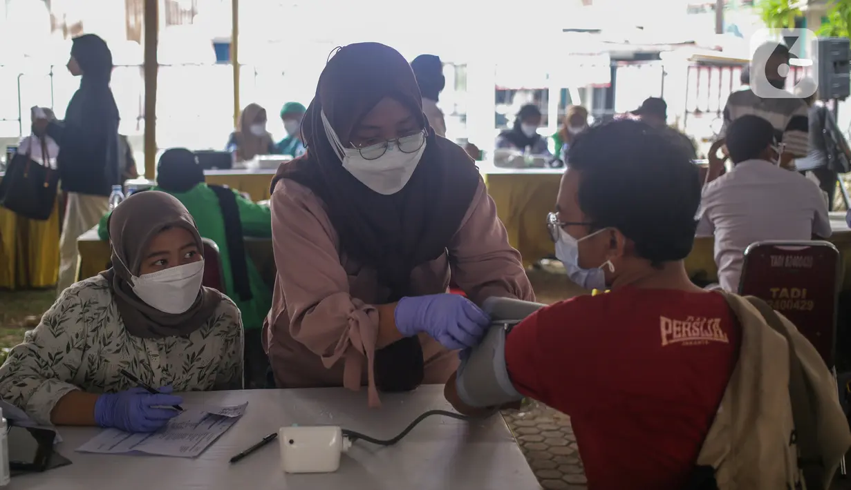 Petugas medis mengecek kesehatan warga sebelum mengikuti program vaksinasi massal Covid-19 di PMI Kota Bekasi, Jawa Barat, Sabtu (21/08/2021). Vaksin yang digunakan dalam vaksinasi massal tersebut yakni vaksin Astrazeneca. (Liputan6.com/Herman Zakharia)