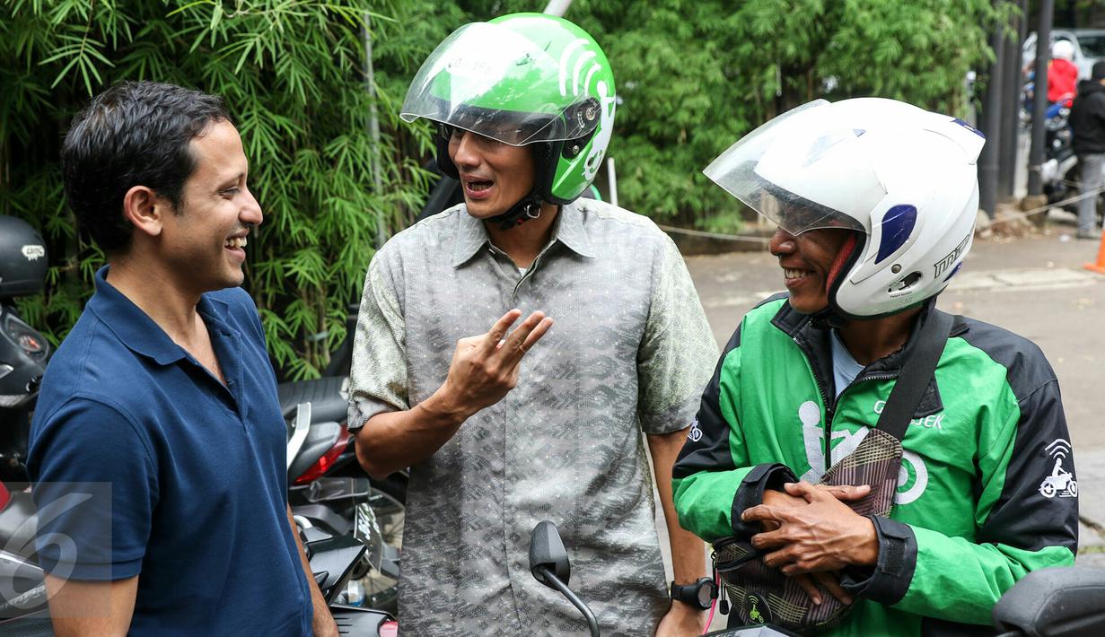 Bakal Calon (Balon) Gubernur DKI Jakarta Sandiaga Uno (tengah) berbicara dengan CEO Gojek Nadiem Makarim (kiri), kantor Gojek, Jakarta, (1/3). Dirinya melakukan tatap muka secara tertutup dengan CEO Gojek Nadiem Makarim. (Liputan6.com/Yoppy Renato)