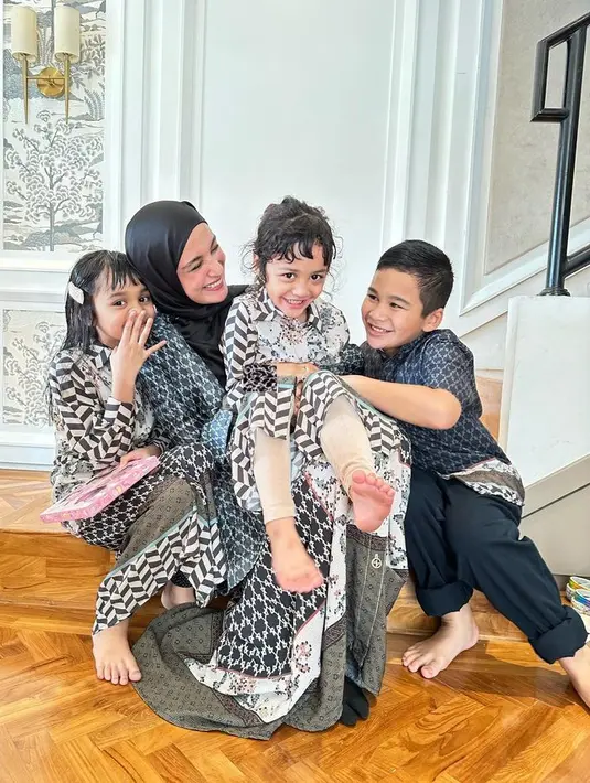 Sang co-Founder brand Zaskia Sungkar Jakarta sendiri merayakan Hari Raya dengan koleksi Raya dengan merek yang didirikan bersama sang kakak. [Foto: @shireensungkar]