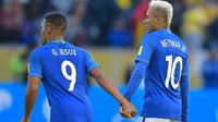 Neymar dan Gabriel Jesus tampil gemilang saat Brasil menang 3-0 atas Ekuador pada kualifikasi Piala Dunia 2018 zona Conmebol di Estadio Olimpico Atahualpa, Quito, Kamis (1/9/2016). (AFP/Rodrigo Buendia)