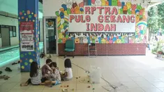 Anak-anak saat bermain di taman salah satu tower Rusunawa Pulo Gebang Indah, Cakung, Jakarta Timur, Minggu (11/12/2022). Dinas Pemberdayaan, Perlindungan Anak dan Pengendalian Penduduk (PPAPP) DKI Jakarta mencanangkan Rusunawa Pulo Gebang Indah, Cakung, Jakarta Timur sebagai Rumah Susun Ramah Anak (RSRA). (merdeka.com/Iqbal S Nugroho)
