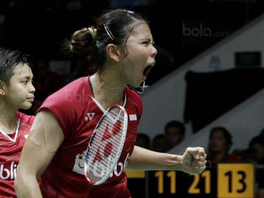 Ganda putri Indonesia, Greysia Polii/Apriyani Rahayu, saat melawan wakil Korsel, Lee So-hee/Shin Seung-chan pada laga Indonesia Masters 2018 di Istora Senayan, Sabtu (27/1/2018). Greysia/Apriyani menang 21-11, 17-21, 21-17. (Bola.com/M Iqbal Ichsan)