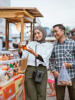 Ilustrasi berburu takjil buka puasa. (c) odua/Depositphotos.com
