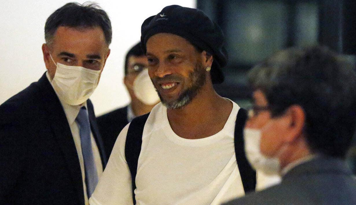 Ronaldinho dan Roberto Assis telah menghabiskan waktu selama 32 hari di dalam penjara. (AP Photo/Jorge Saenz)