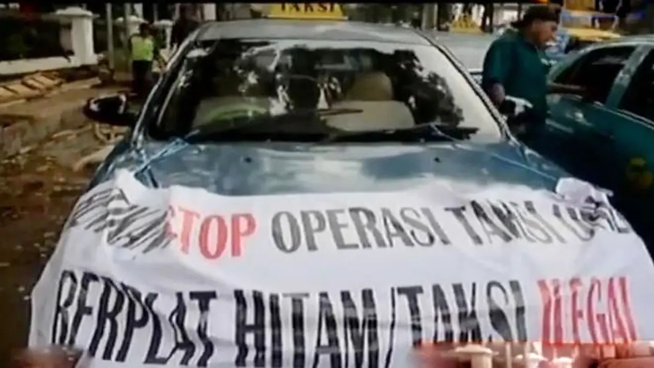 Demo Taksi di Bandung Rusuh hingga JK Buka Pameran Alutsista