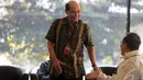 Daniel tampak berbincang dengan seorang kawan saat menunggu panggilan penyidik di lobi KPK, Jakarta, Selasa (9/9/2014) (Liputan6.com/Panji Diksana)