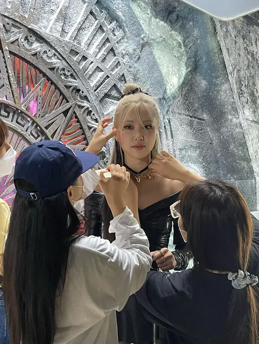 Rose Blackpink di lokasi syuting Pink Love. (Foto: Instagram/ roses_are_rosie)