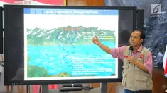 Kepala Pusat Data dan Informasi BNPB Sutopo Purwo Nugroho menjelaskan alur terjadinya banjir Sentani, Jayapura di kantornya, Jakarta, Minggu (17/3). Sutopo mengatakan banjir Sentani akibat kerusakan hutan di Gunung Cycloop. (Liputan6.com/Angga Yuniar)