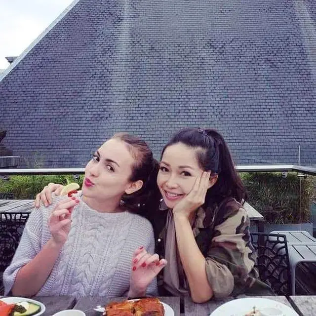 Jarang Tersorot, Ini 6 Potret Persahabatan Chef Marinka dan Rianti Cartwright