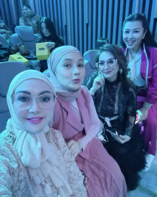 5 Potret seleb tampil anggun di anniversary Haji Isam, Mulan Jameela bergamis satin yang mewah