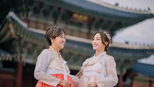 7 Pemotretan Natasha Wilona dan Bundanya yang Tampil Kompak Pakai Hanbok