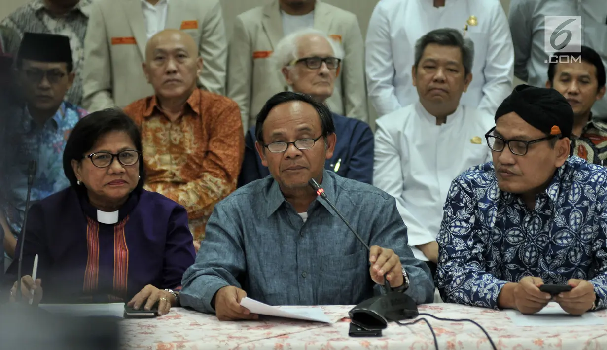Cendekiawan muslim Komarudin Hidayat menyatakan sikap atas aksi penembakan masjid di Selandia Baru di Jakarta, Rabu (20/3). Para tokoh lintas agama mengecam upaya sebagian kalangan melakukan teror untuk menyebarkan kebencian. (Liputan6.com/Iqbal Nugroho)
