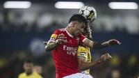 Gelandang Benfica, Enzo Fernandez berebut bola udara dengan gelandang Estoril Portugis Francisco Geraldes selama pertandingan liga Portugal di stadion Antonio Coimbra da Mota di Estoril, Lisbon, pada 6 November 2022. Enzo akan mengisi sektor tengah yang ditinggalkan Jorginho ke Arsenal.
(CARLOS COSTA / AFP)