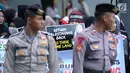 Massa membentangkan tulisan saat berunjuk rasa di depan Kedubes AS Jalan Medan Merdeka Selatan, Jakarta, Selasa (3/4). Aksi ini dukungan moral kepada rakyat Palestina yang ingin pulang ke tanah kelahiran. (Liputan6.com/Helmi Fithriansyah)