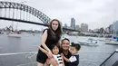 Menaiki yacht di Sydney Harbour Bride, dapat menyaksikan pemandangan jembatan besar ikonik di Sydney. Terlihat bahwa putra dan putri momo pun menikmati momen liburan bersama tersebut dengan bahagia saat berada di atas yacht.(Liputan6.com/IG/@therealmomogeisha)