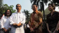 Presiden Jokowi beserta Istrinya, Iriana dan Plt Gubernur DKI Basuki Tjahaja Purnama (Ahok) beserta istri, Veronica, Jakarta, (22/10/14). (Liputan6.com/Herman Zakharia)