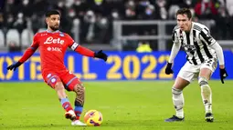 Pemain Juventus Federico Chiesa (kanan) berebut bola dengan pemain Napoli Lorenzo Insigne pada pertandingan sepak bola Serie A Liga Italia di Allianz Stadium, Turin, Italia, 6 Januari 2022. Pertandingan berakhir 1-1. (Fabio Ferrari/LaPresse via AP)