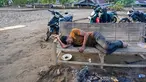 Seorang warga desa yang terdampak banjir tidur di bangku setelah banjir bandang melanda Meureudu, Kabupaten Pidie Jaya, Provinsi Aceh, pada 30 November 2025. Berdasarkan data dari Badan Penanggulangan Bencana Daerah (BPBD) Kabupaten Pidie Jaya, pada Jumat (28/11/2025), jumlah warga terdampak bencana hidrometerologi mencapai 90.000 jiwa dan yang mengungsi sekitar 12.000 jiwa. (CHAIDEER MAHYUDDIN/AFP)