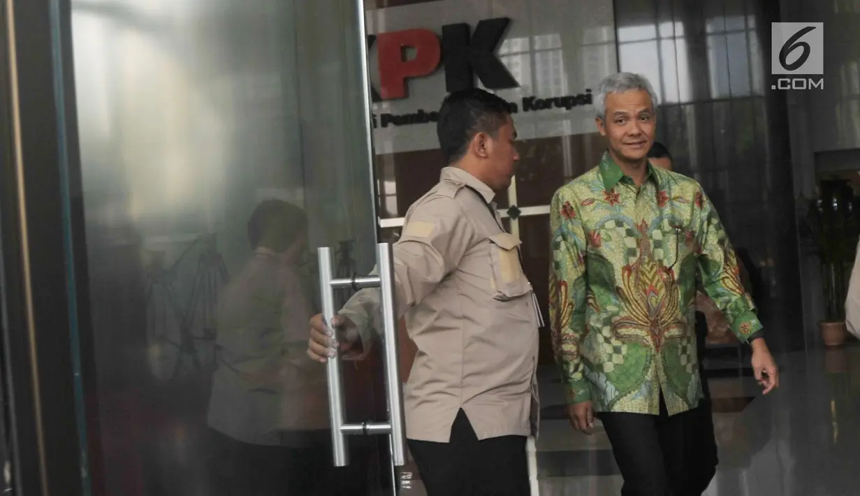 Gubernur Jawa Tengah Ganjar Pranowo berjalan keluar usai diperiksa di gedung KPK, Jakarta, Selasa (4/7). Mantan Wakil Ketua Komisi II DPR itu diperiksa sebagai saksi untuk kasus dugaan korupsi proyek pengadaan e-KTP. (Liputan6.com/Helmi Afandi)