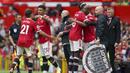 Unggul 5-1 Manchester United menarik keluar Paul Pogba dan Daniel James pada menit ke-75. Momen ini sekaligus menjadi debut Jadon Sancho yang masuk menggantikan Daniel James. (Foto: AP/Jon Super)