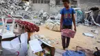 Seorang anak laki-laki menyelamatkan barang-barang dari reruntuhan rumahnya yang hancur akibat serangan Israel di Khan Younis, Jalur Gaza selatan, pada Rabu 29 Oktober 2025. Badan pertahanan sipil Gaza mengatakan pada Rabu 29 Oktober 2025 bahwa puluhan serangan Israel menghantam sejumlah wilayah. (BASHAR TALEB/AFP)