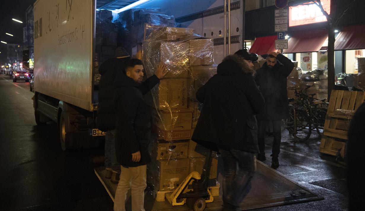 Pasokan bantuan untuk korban gempa bumi di Turki dan Suriah dimuat ke dalam truk di Turmstrasse di Moabit, di Berlin, Jerman, Senin, 6 Februari 2023. Puluhan ribu orang yang kehilangan tempat tinggal di Turki dan Suriah menghadapi malam yang dingin. (Paul Zinken/dpa via AP)