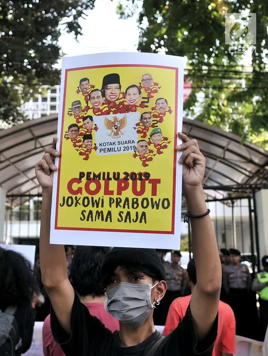 Massa yang tergabung dalam Pusat Perjuangan Mahasiswa untuk Pembebasan Nasional menggelar aksi di depan Kantor KPU Pusat, Jakarta, Minggu (17/2). Massa menyatakan sikap Golput dan bangun kekuatan politik alternatif. (merdeka.com/Iqbal S Nugroho)