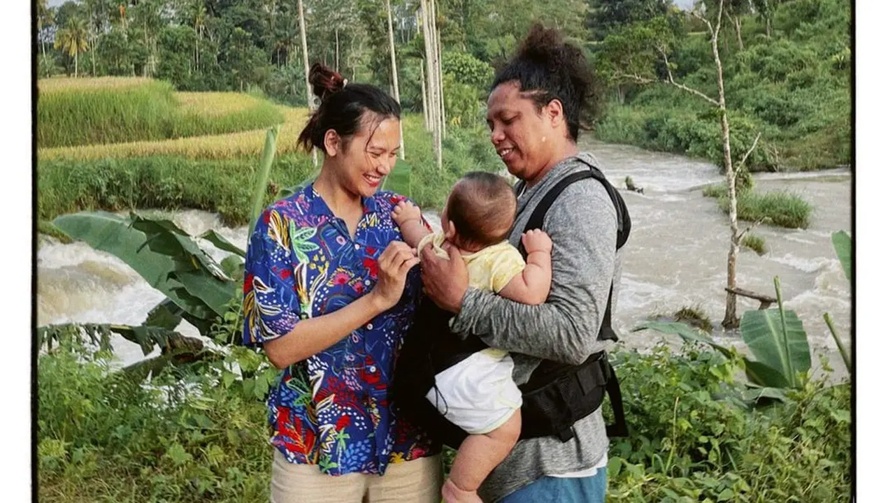 Potret Indah Permatasari dan Arie Kriting Saat Asuh Anak