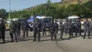 Aparat kepolisian Papua Nugini melakukan pengamanan saat demonstrasi mahasiswa University of Papua New Guinea, di Port Moresby, Rabu (8/6).  Puluhan mahasiswa terluka karena ditembaki polisi saat menuntut PM Peter O’Neill lengser. (PNGFM News/REUTERS)