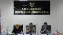 (Ki-ka) Wakil Ketua Ombudsman RI Lely Pelitasari Soebekty, Mendikbud Anies Baswedan dan anggota Ombudsman Alvin Lie di kantor Ombudsman RI, Jakarta, Rabu (4/5). Ombudsman mengadukan temuan evaluasi UN SMA/SMK 2016 lalu. (Liputan6.com/Helmi Afandi)