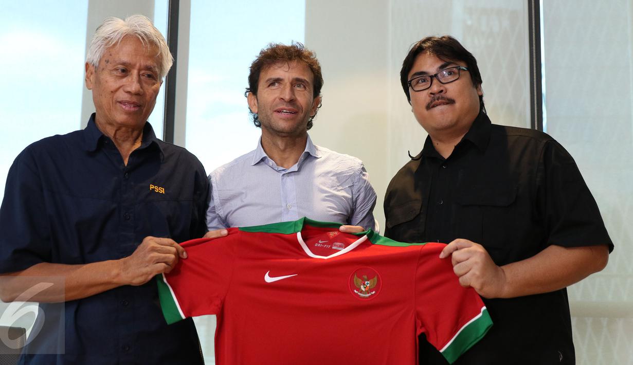 Luis Milla Aspas (tengah) berfoto bersama Sekjen PSSI Ade Wellington dan Direktur Teknik PSSI Danurwindo usai memberi keterangan di kantor PSSI, Jakarta, Jumat (20/1). Luis Milla resmi menukangi Timnas Indonesia. (Liputan6.com/Helmi Fithriansyah)