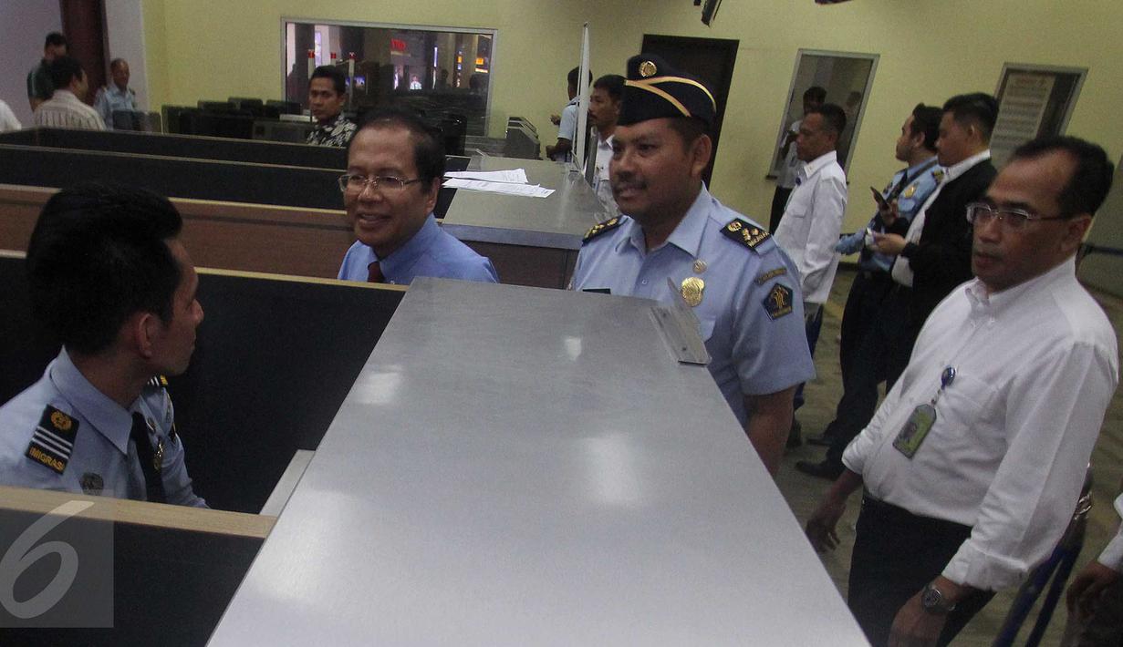 Menko Kemaritiman Rizal Ramli berbincang dengan petugas ketika sidak ke Bandara Soekarno Hatta, Tangerang, Banten, Senin (25/4). Menko Rizal mendapati beberapa WNA masih belum mengetahui adanya kebijakan bebas visa kunjungan. (Liputan6.com/Helmi Afandi)