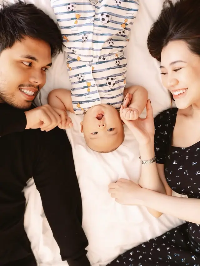 Aaliyah mengenakan dress hitam saat foto bersama Baby Arash [@aaliyah.massaid]