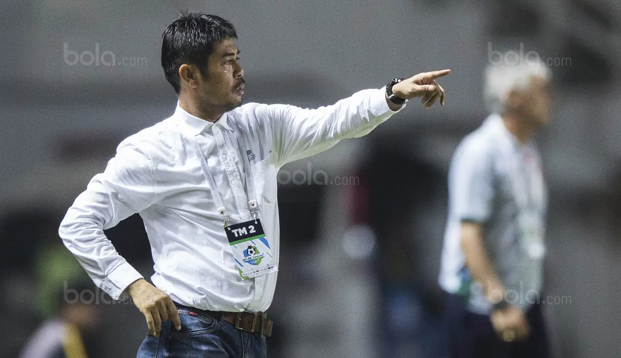 Pelatih Semen Padang, Nil Maizar, memberikan instruksi saat melawan PS TNI pada laga Liga 1 di Stadion Pakansari, Bogor, Minggu (30/7/2017). PS TNI menang 2-1 atas Semen Padang. (Bola.com/Vitalis Yogi Trisna)