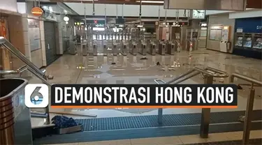Demonstrasi terus terjadi di Hong Kong. Demonstran merusak sarana di stasiun kereta hingga membuat sejumlah stasiun tutup.