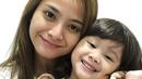 Selfie pamer bare face bersama sang buah hati, Acha Septriasa juga tak kalah cantik. Jadi, selfie pamer bare face mana yang menurutmu memiliki aura paling glowing, Sahabat FIMELA?