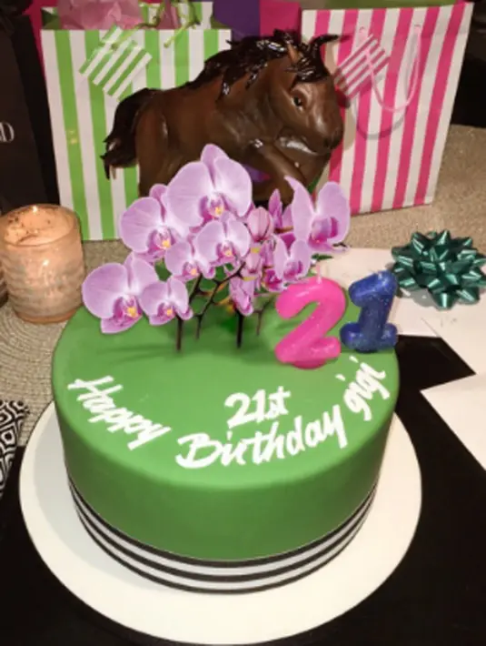 Gigi mengunggah foto hadiah dari Zayn Malik di akun instagramnya. Gigi memberikan caption 'Dia Pemenangnya' di foto tersebut. (viainstagram@gigihadid/Bintang.com)