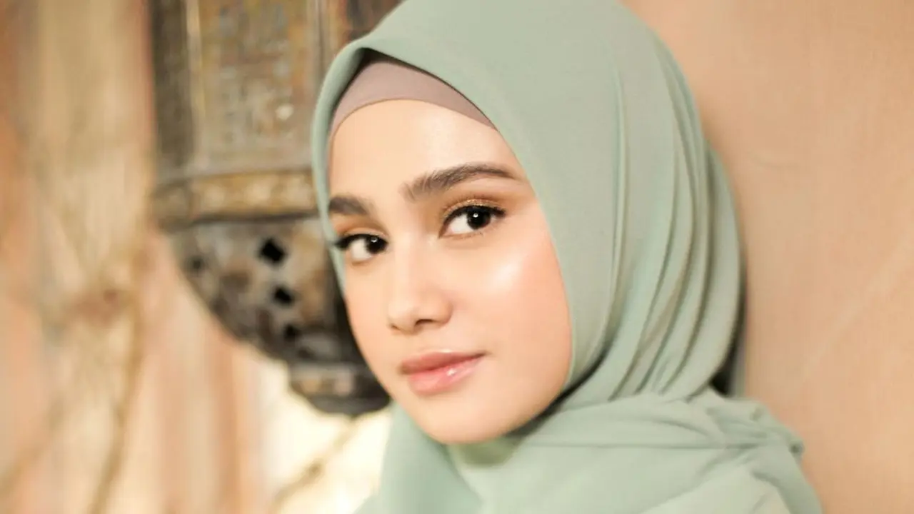 6 Pemotretan Keluarga Syifa Hadju, Kompak Pakai Baju Muslim Warna Senada