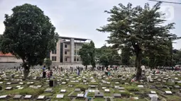 Ziarah ke makam kerabat usai Idul Fitri merupakan tradisi umat muslim di Indonesia. (merdeka.com/Iqbal S. Nugroho)