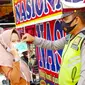 Personel Direktorat Lalu Lintas Polda Riau bagikan masker kepada penggendara saat Operasi Zebra. (Liputan6.com/M Syukur)