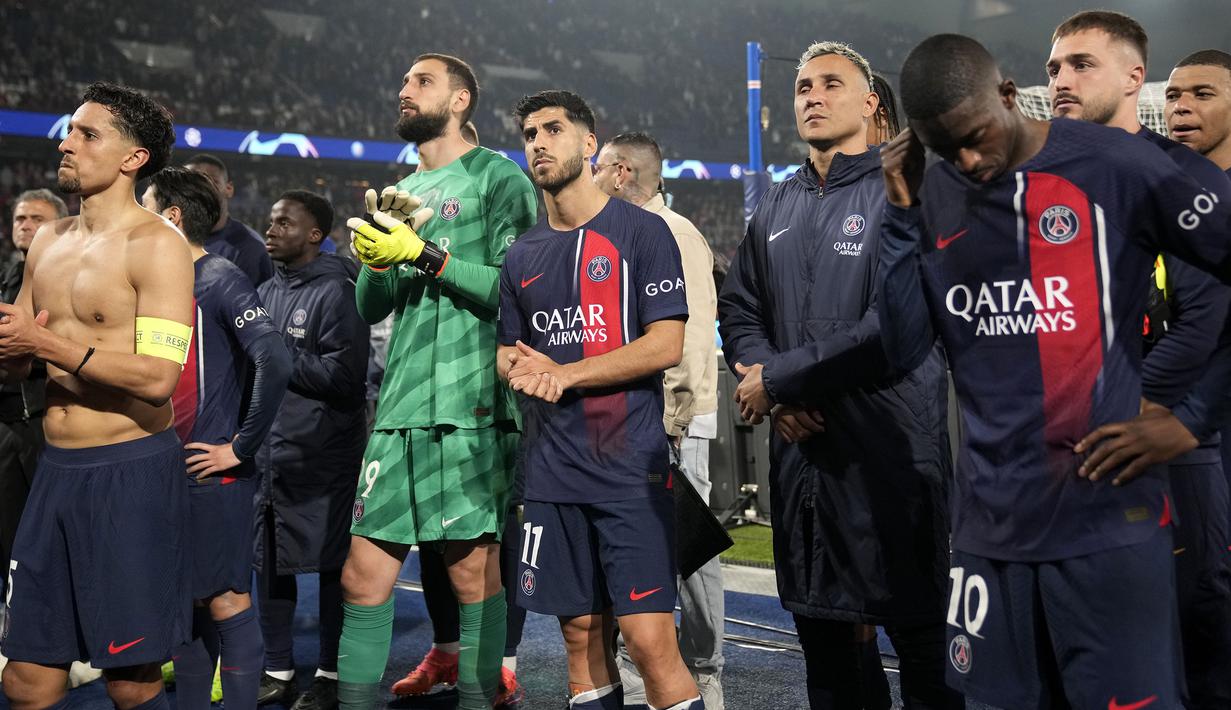 Reaksi kecewa para pemain PSG setelah dikalahkan Borussia Dortmund pada laga leg kedua semifinal Liga Champions 2023/2024 di Parc des Princes Stadium, Paris, Rabu (7/5/2024). (AP Photo/Christophe Ena)