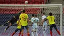 Aksi heroik Emiliano Martinez itu kemudian langsung mengantar timnas Argentina lolos ke final Copa America 2021 berkat kemenangan 3-2 via adu penalti. (Foto: AFP/Nelson Almeida)