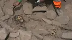 Seorang arkeolog menggali mumi pra-Hispanik yang ditemukan di sebelah lapangan latihan tim sepak bola profesional Peru di lingkungan El Rimac, Lima, Peru, Kamis (15/6/2023). Penggalian hingga penemuan mumi dilakukan mahasiswa dari Universitas San Marcos dan sejumlah arkeolog. (AP Photo/Martin Mejia)