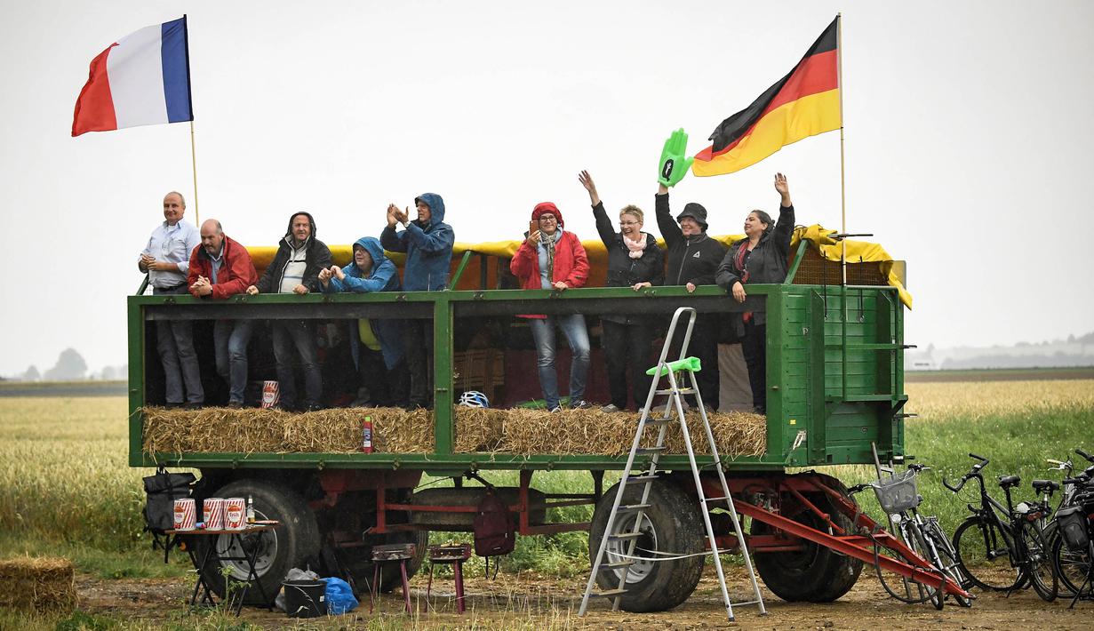 Para penonton memberikan dukungan saat stage kedua balapan Tour de France di Leige, Belgia, Minggu (2/7/2017). Stage kedua menempuh kota Dusseldorf, Jerman hingga Leige, Belgia yang berjarak 203,5 kilometer. (AFP/Lionel Bonaventure)