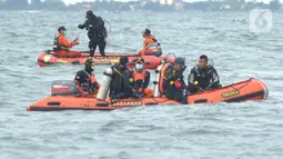 Anggota Tim SAR Gabungan saat melakukan pencarian korban dan puing  pesawat Sriwijaya Air SJ 182 di  perairan Kepulauan Seribu, Jakarta, Senin  (11/1/2021). Pencarian dilakukan di kawasan titik jatuh pesawat Sriwijaya Air SJ 182.  (merdeka.com/Arie Basuki)