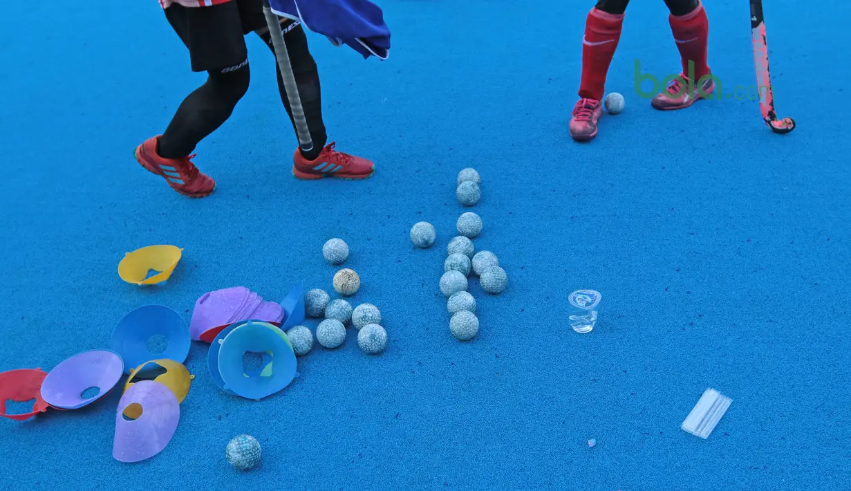 Bola dan peralatan latihan timnas Hoki Putri Indonesia di Lapangan Hoki, Senayan, Jakarta, Selasa (2/4/2018). Tim Hoki terus melakukan adaptasi lapangan jelang Asian Games 2018. (Bola.com/Nick Hanoatubun)