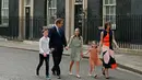 David Cameron bersama istri Samantha dan ketiga anaknya, berjalan meninggalkan kantornya, 10 Downing Street, London, pada hari terakhir sebagai PM Inggris, Rabu (13/7). Cameron mundur sebagai PM Inggris pasca referendum Uni Eropa (AFP PHOTO/Adrian DENNIS)
