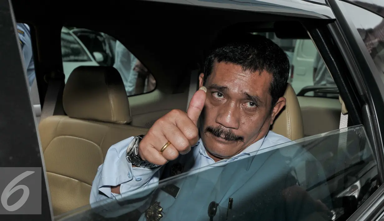 Mantan Kepala LP Nusakambangan, Liberty Sitinjak usai memenuhi panggilan BNN, Jakarta, Senin (8/8). BNN memanggil Liberty Sitinjak untuk mengusut testimoni Freddy Budiman yang diungkap Koordinator Kontras Haris Azhar. (Liputan6.com/Yoppy Renato)