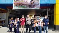 Anak-anak penderita bibir sumbing bersama tim dokter, kepolisian, dan Smile Train Indonesia saat berada di RS Bhayangkara Palu dalam rangka operasi gratis, Sabtu (4/6/2022). (Foto: Heri Susanto/ Liputan6.com).
